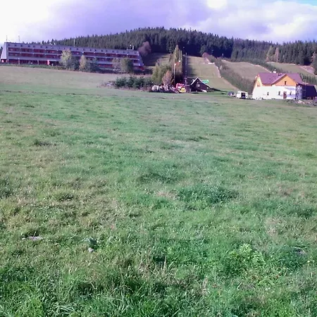 Little Mountain アパート Ostružná